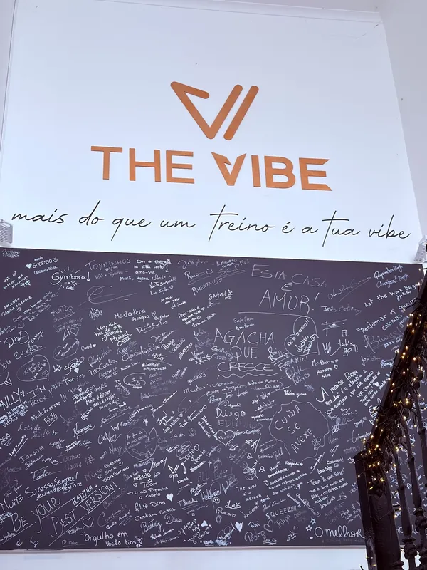 Logo The Vibe e mensagens da comunidade no quadro