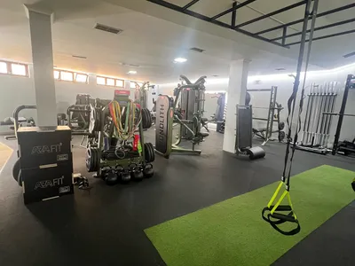 Interior do ginasio com zona de treino funcional